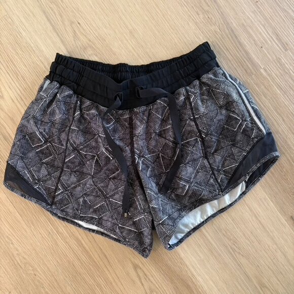Lululemon Hotty Hot Shorts Formation Alpine White and Black 4" Size 4 - Picture 1 of 7